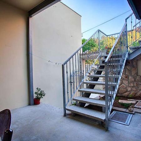 Apartment Domina Vis Exterior photo