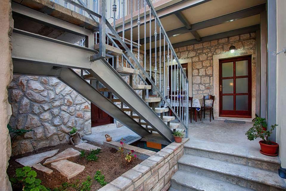 Apartment Domina Vis Exterior photo